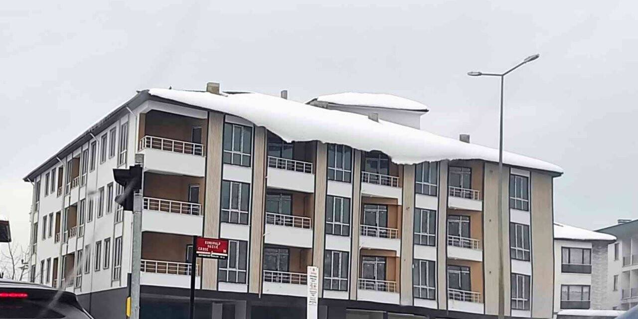 Buz sarkıtları ve çatılardaki karlara dikkat