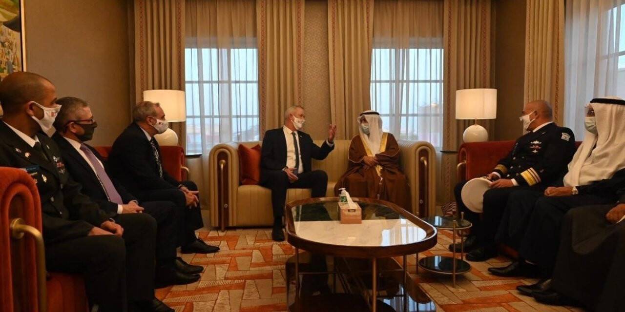 İsrail Savunma Bakanı Gantz’den Bahreyn’e tarihi ziyaret