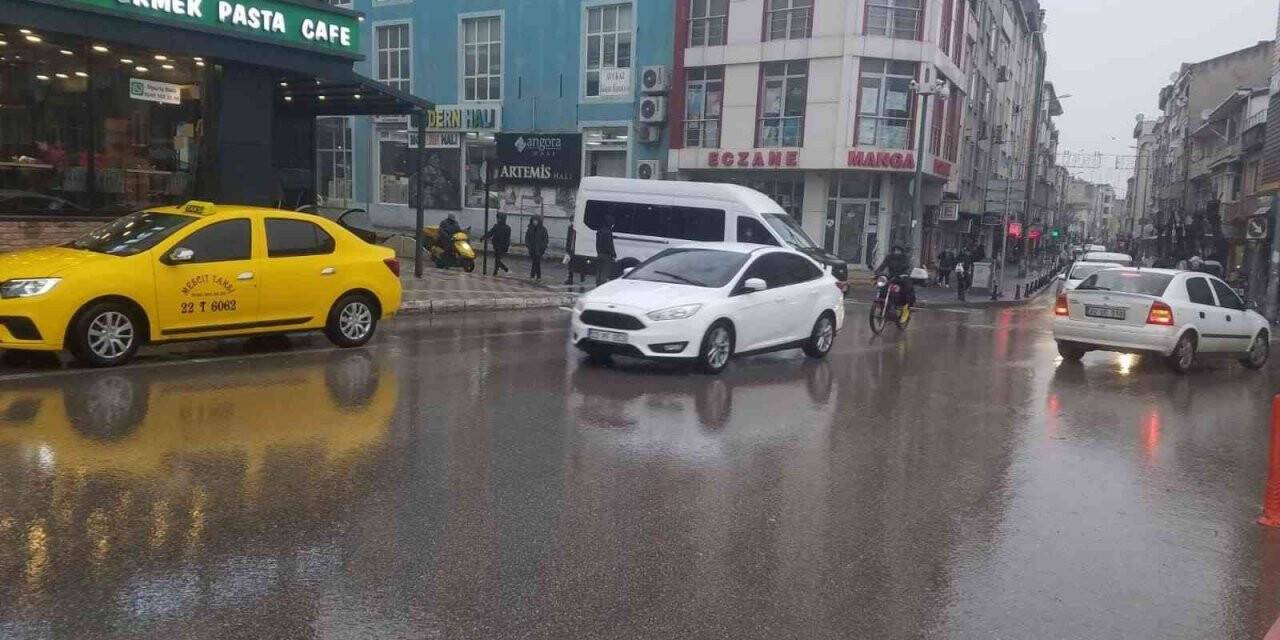 Uzunköprü’de  karla karışık yağmur etkili oluyor