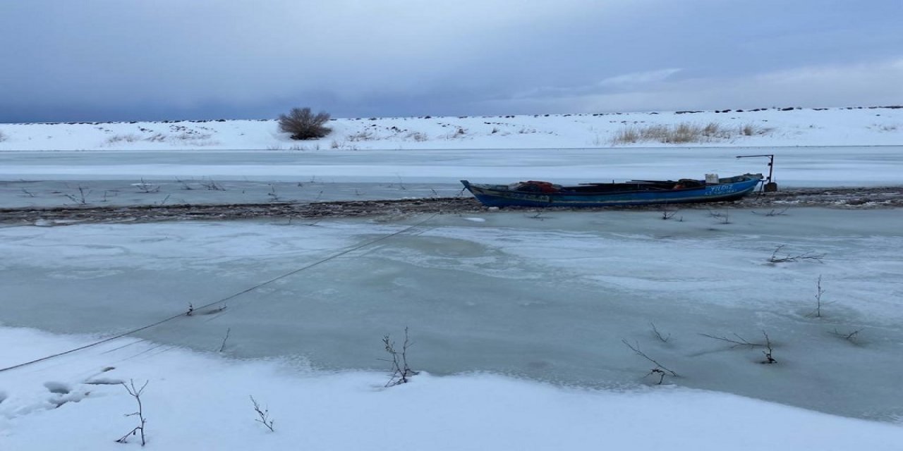 Yalıhüyüklü balıkçılar buzları kırarak tekneleri kurtardı