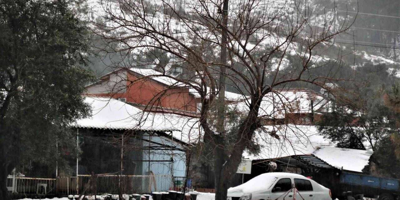 Antalya’da 30 santimetre dolu yağdı, temizlik için iş makineleri seferber oldu