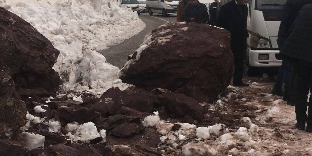 Heyelan yolu trafiğe kapattı