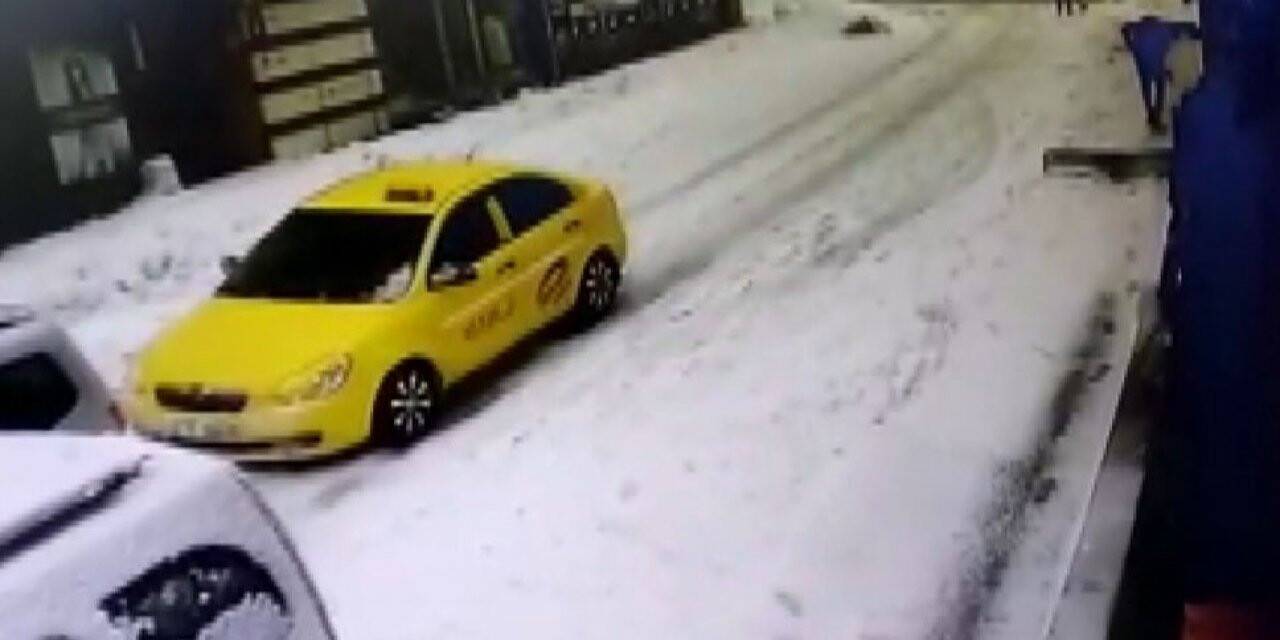 Bingöl’de çatıdan düşen karın altında kalan vatandaş yaralandı