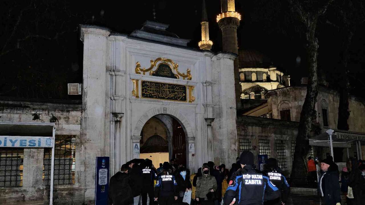 Eyüp Sultan’da Regaip Kandili coşkusu