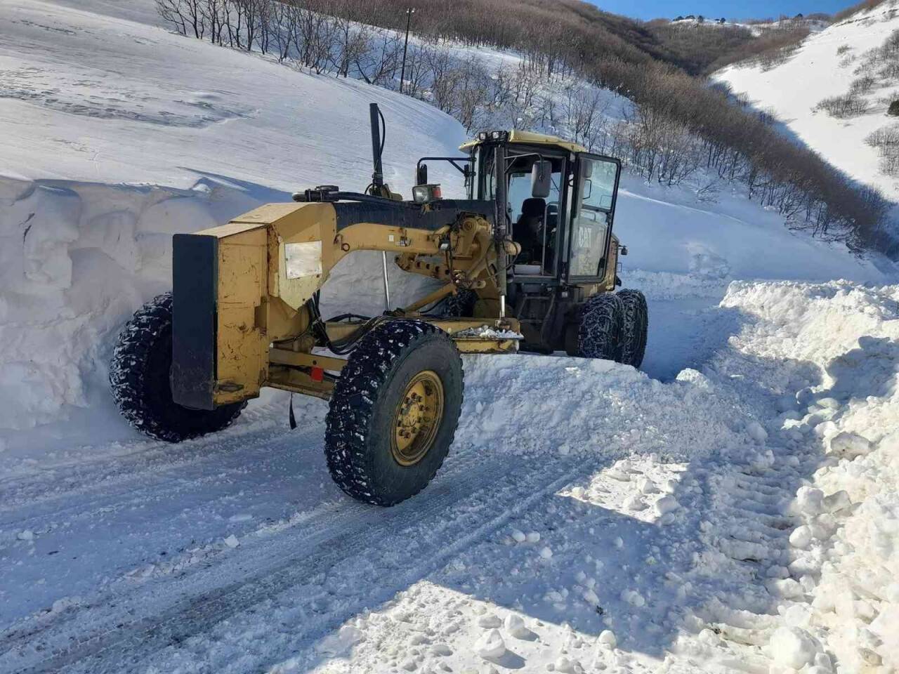 Bayburt’ta çığ nedeniyle kapanan köy yolları ulaşıma açıldı