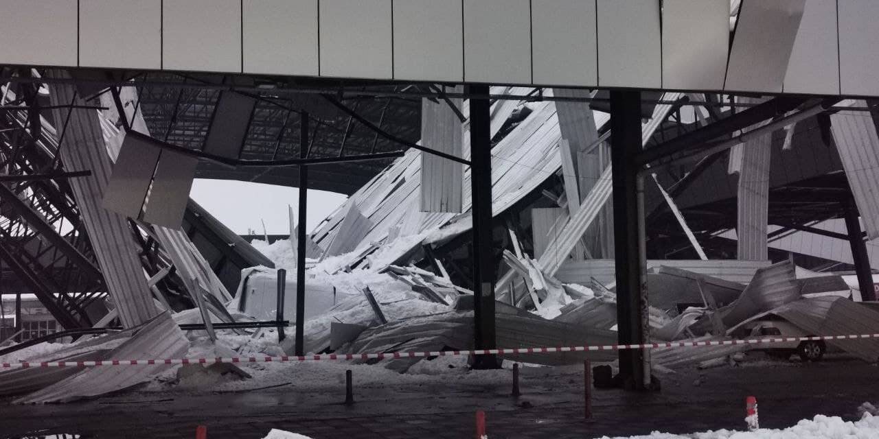 Isparta’da karın ağırlığına dayanamayan kapalı pazar yerinin çatısı çöktü