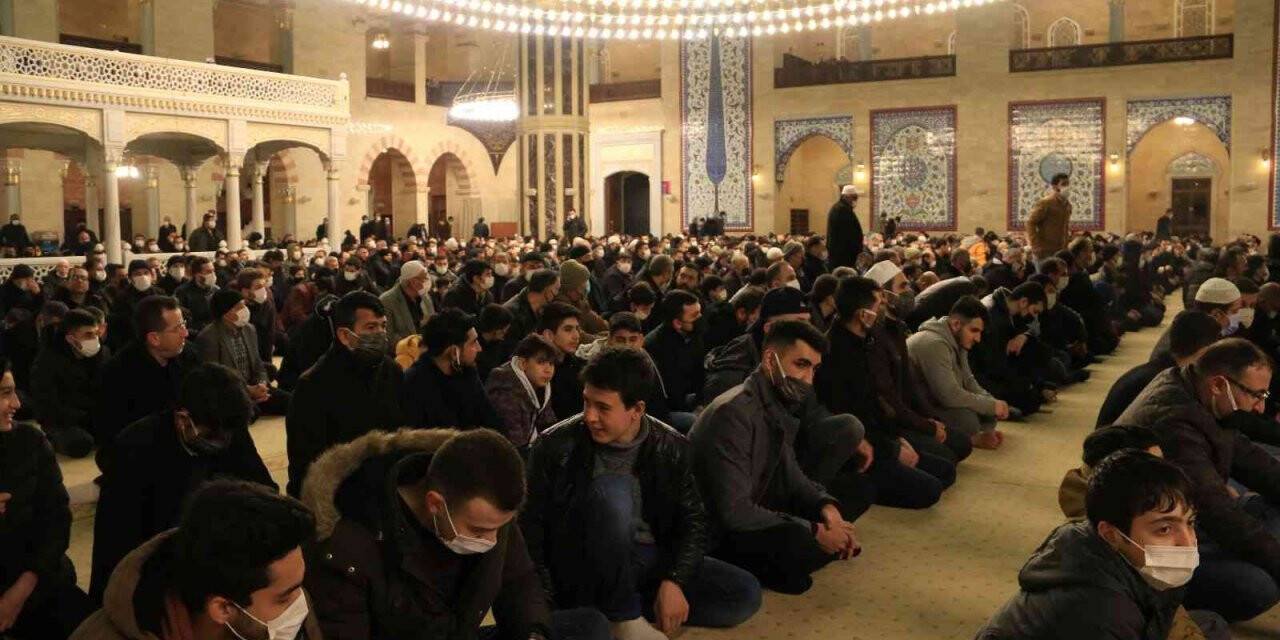 Kahramanmaraş’ta Regaip Kandili dualarla idrak edildi