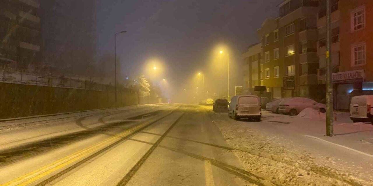 Ankara’da kar yağışı etkili oluyor
