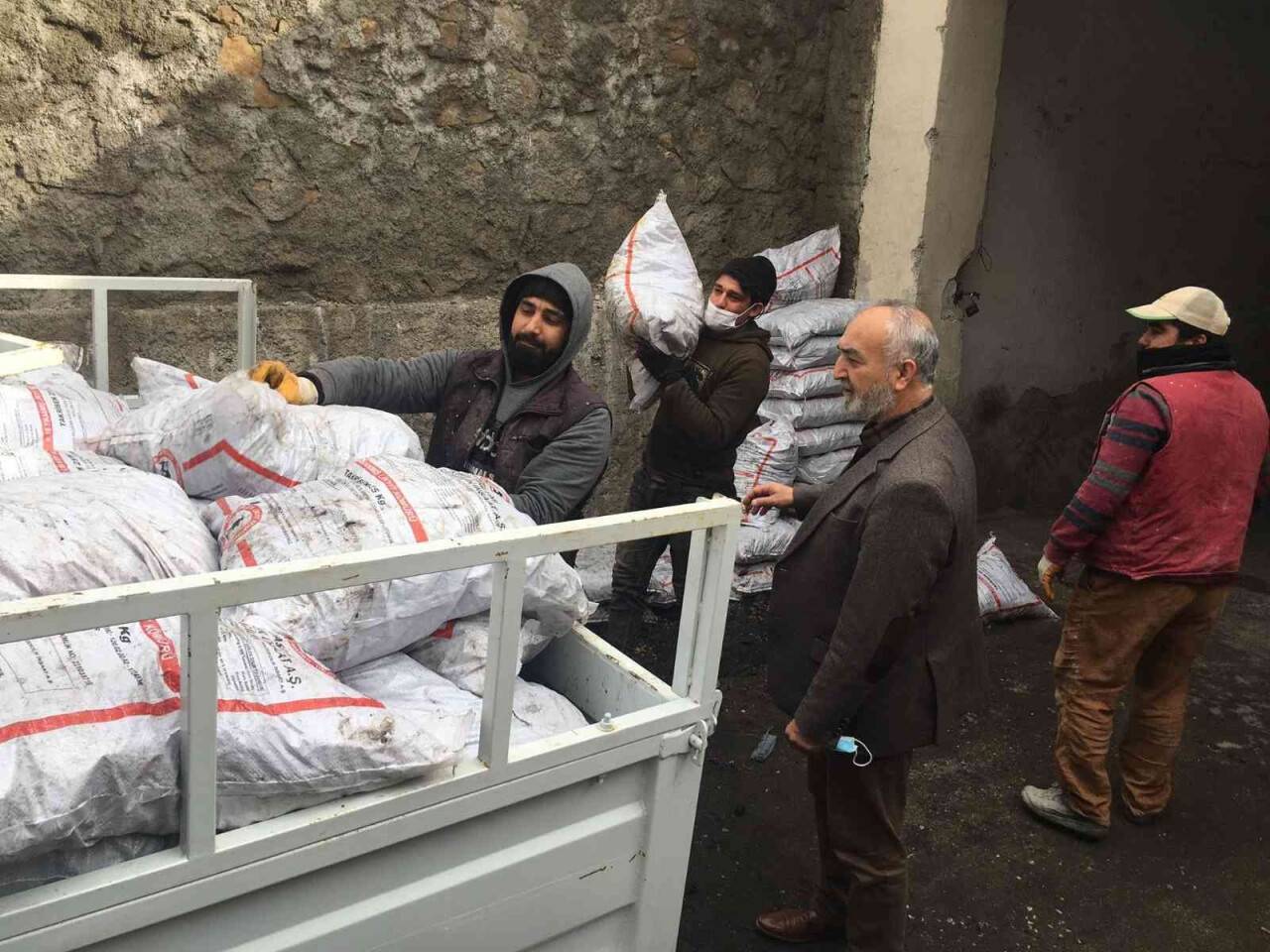 Suriyelilere kömür yardımı