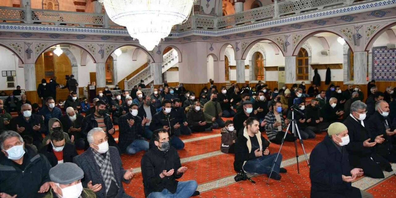 Kulu’da Regaib Kandilinde vatandaşlar camileri doldurdu