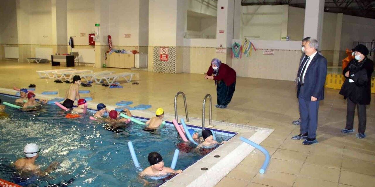 Akşehirli öğrencilerden yüzme kursuna yoğun ilgi