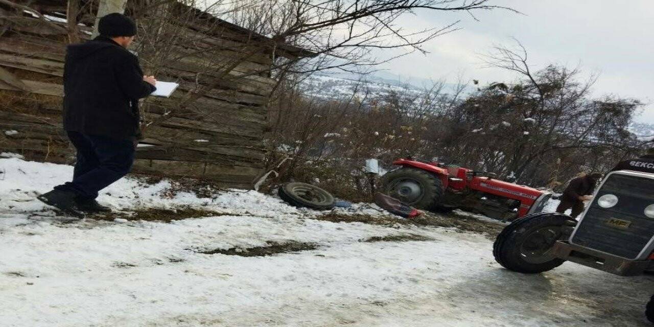 Devrilen traktörün sürücüsü hayatını kaybetti