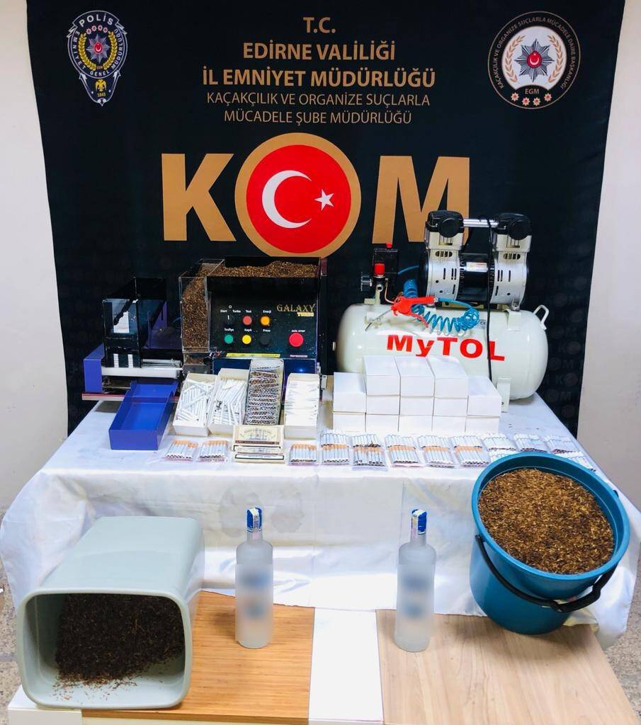 Edirne’de iş yerinde kaçak tütün ve içki ele geçirildi