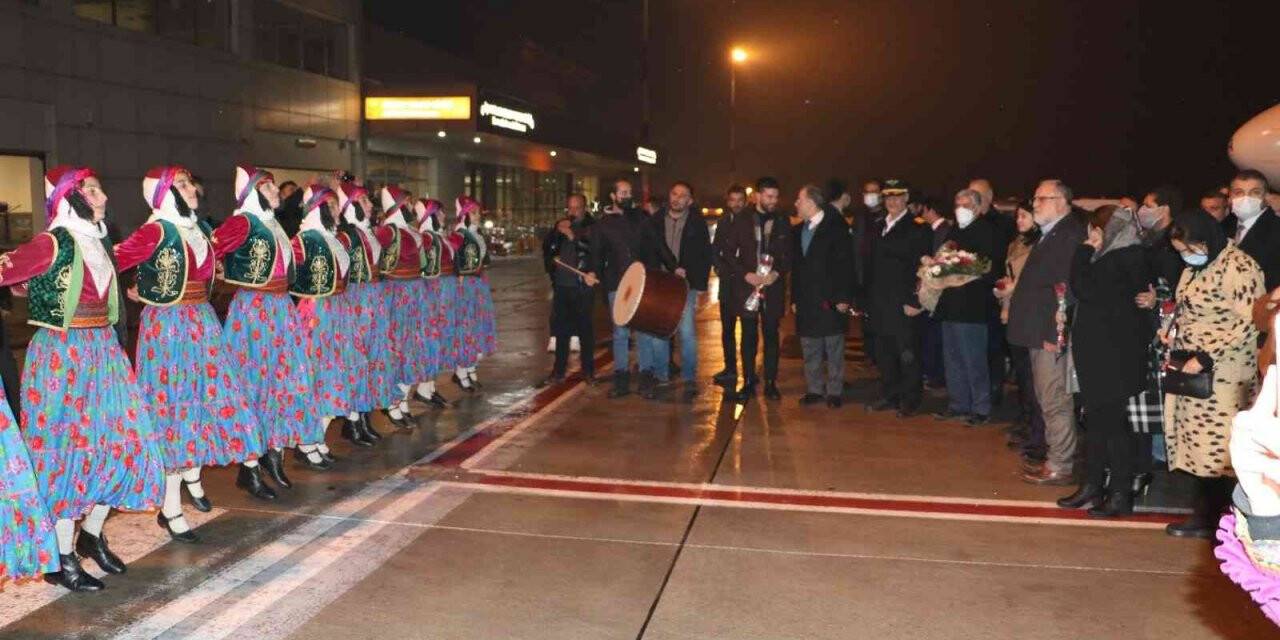 Tahran’dan uçakla gelen ilk turist kafilesi Van’da davul zurna ile karşılandı