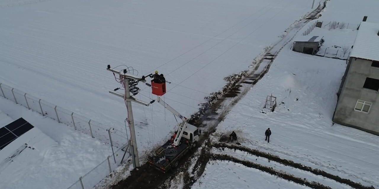 Isparta’da yoğun kar yağışının sebep olduğu elektrik kesintileriyle ilgili AEDAŞ’tan açıklama