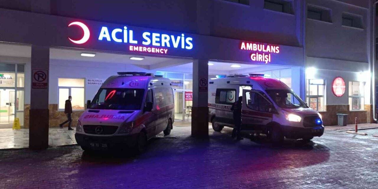 Arkadaşlar arasında çıkan kavgada 1’i ağır 3 kişi bıçakla yaralandı