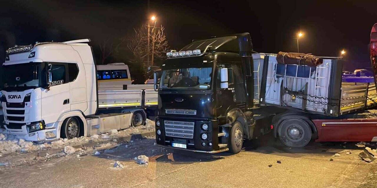 Buzlanma beraberinde kaza getirdi, 25 araç birbirine girdi
