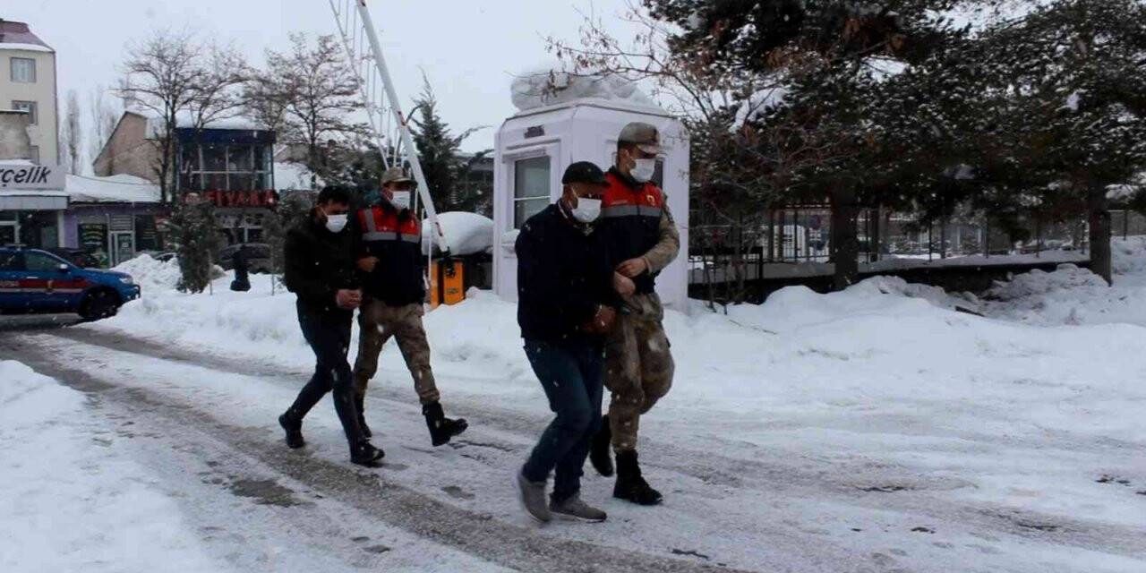 İnsan kaçakçılığı yapan 2 kişi tutuklandı