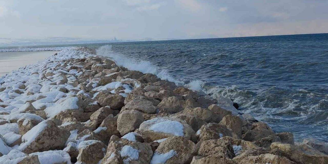 Van’da fırtına Van Gölü’nü coşturdu