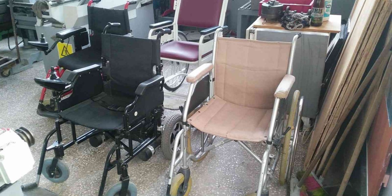 Engellilerin tekerlekli sandalyelerini ücretsiz tamir ediliyorlar