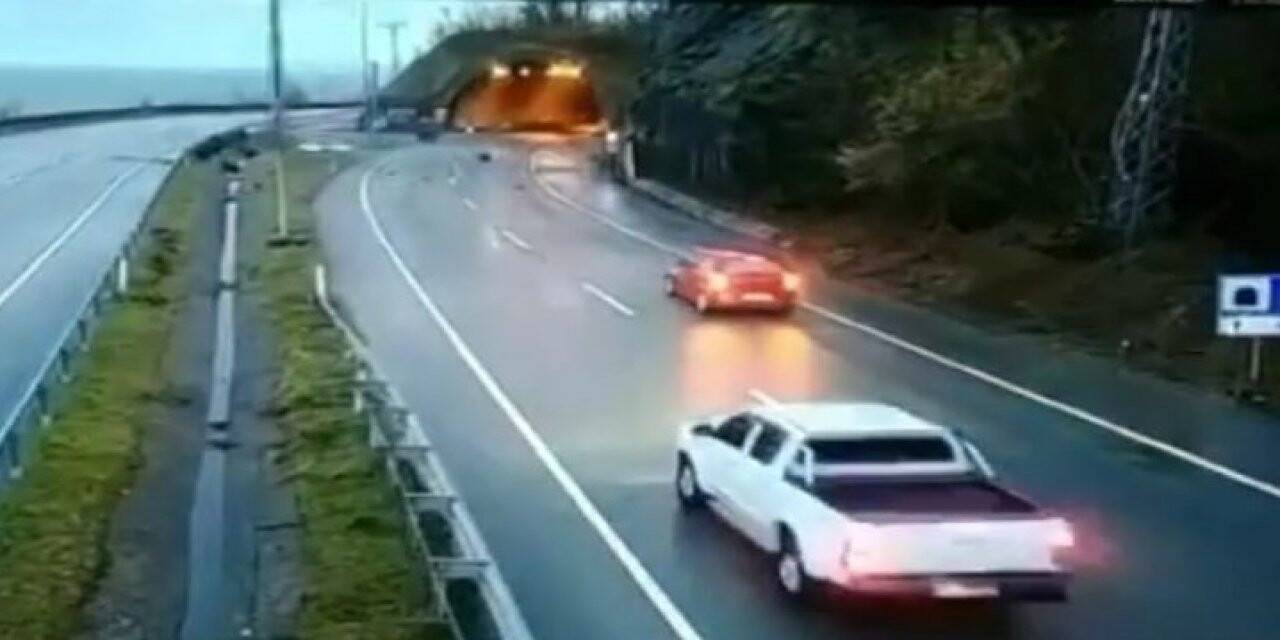 Karayoluna düşen taş ve kayalar yolu ulaşıma kapattı