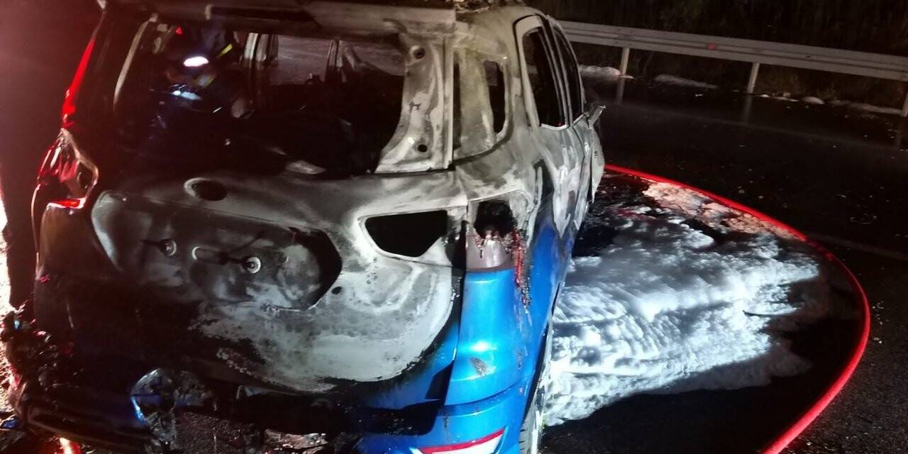 Yanan otomobilden son anda canını kurtardı