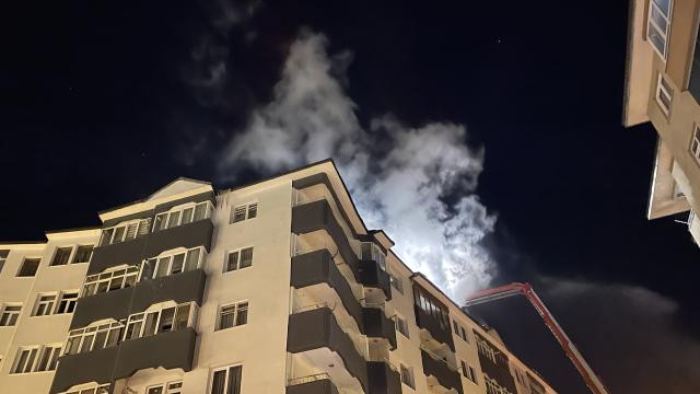 Erzurum'da apartmanın çatısında çıkan yangın söndürüldü