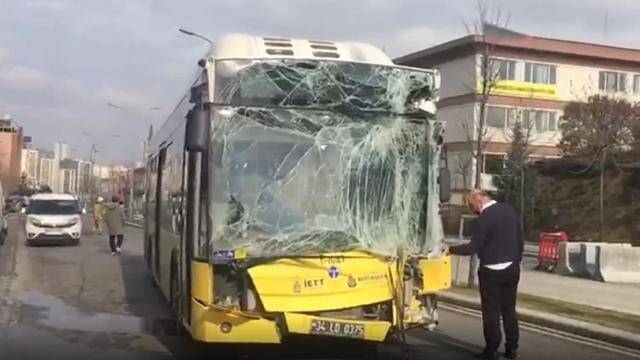 Başakşehir’de 2 İETT otobüsü kafa kafaya çarpıştı: 6 yaralı