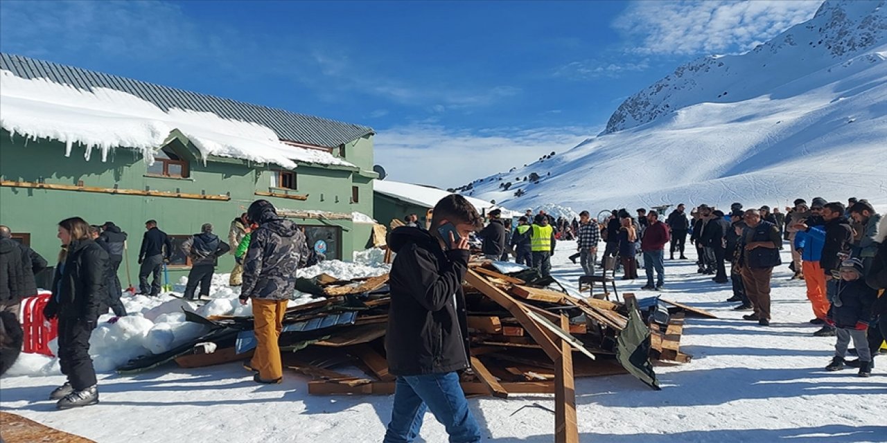 Kayak Merkezi'nin sundurmanın çöktü: 8 kişi yaralandı