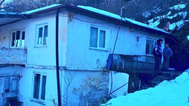 Zonguldak'ta çatı hasarı ve toprak kayması: 38 konut boşaltıldı