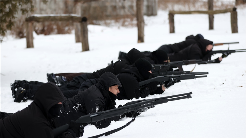 Ukrayna'da sivillere temel savunma eğitimi verildi