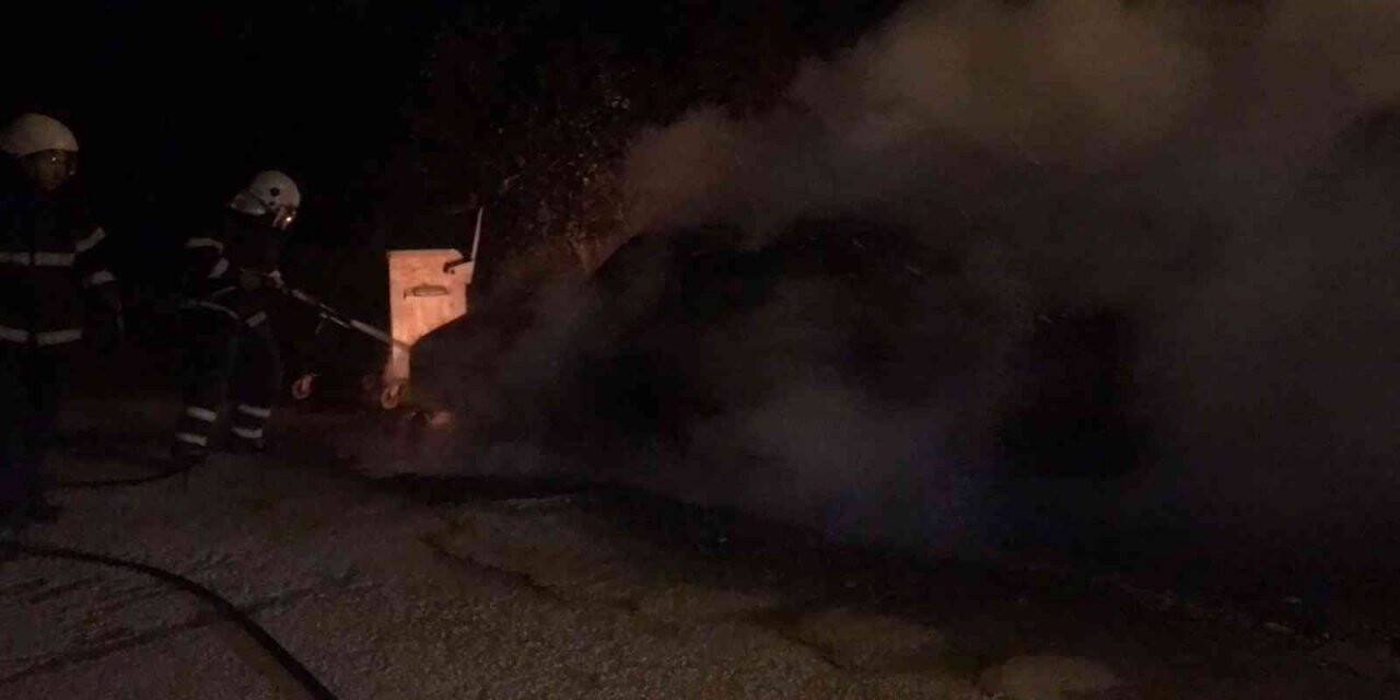 Uzunköprü’de park halindeki araç alev alev yandı