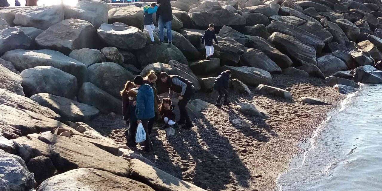 Bandırma’da deniz çekilmesini vatandaşlar merakla izliyor