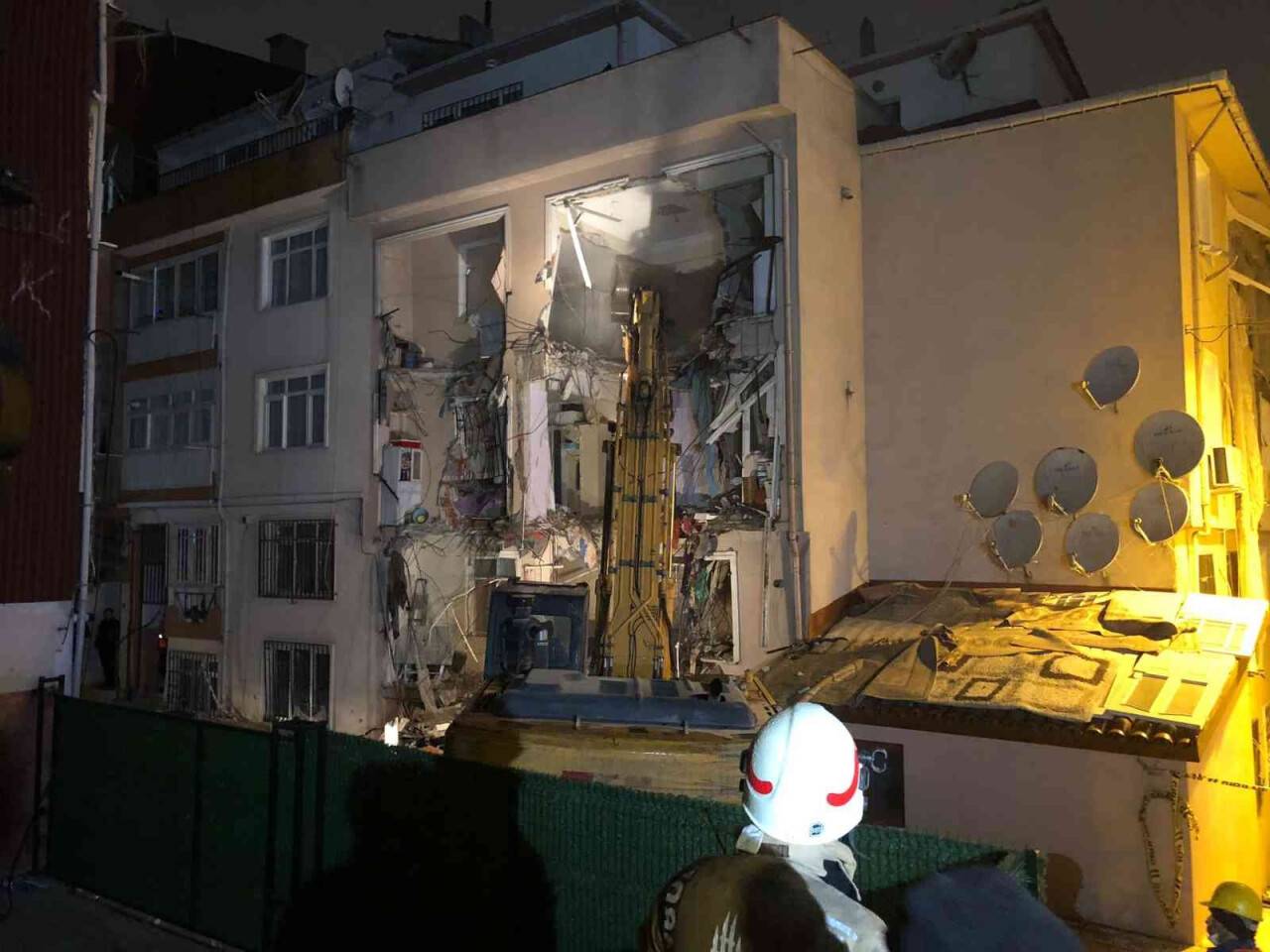 Üsküdar’da doğalgaz patlaması yaşanan binada yıkım işlemi başladı