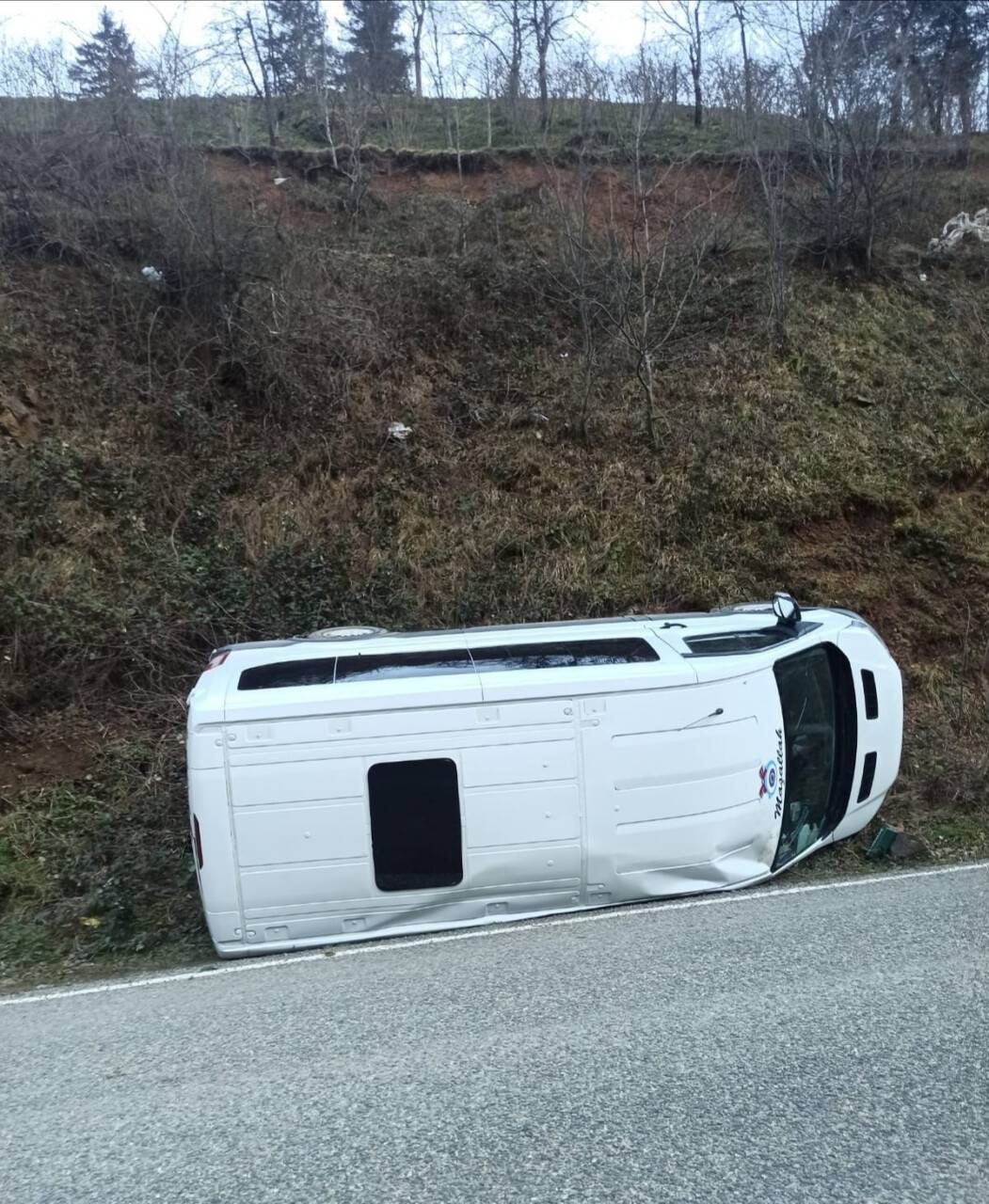 Giresun’da öğrenci servisi devrildi: 3’ü öğrenci 4 yaralı