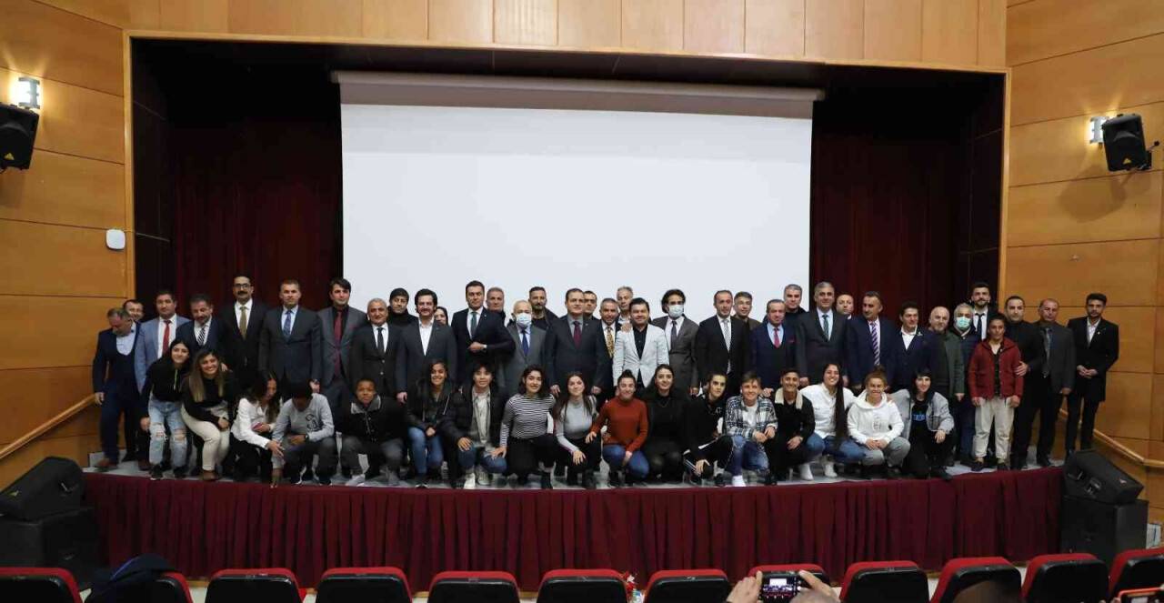 Hakkari Valisi Akbıyık’a yılın altın onur ödülü verildi