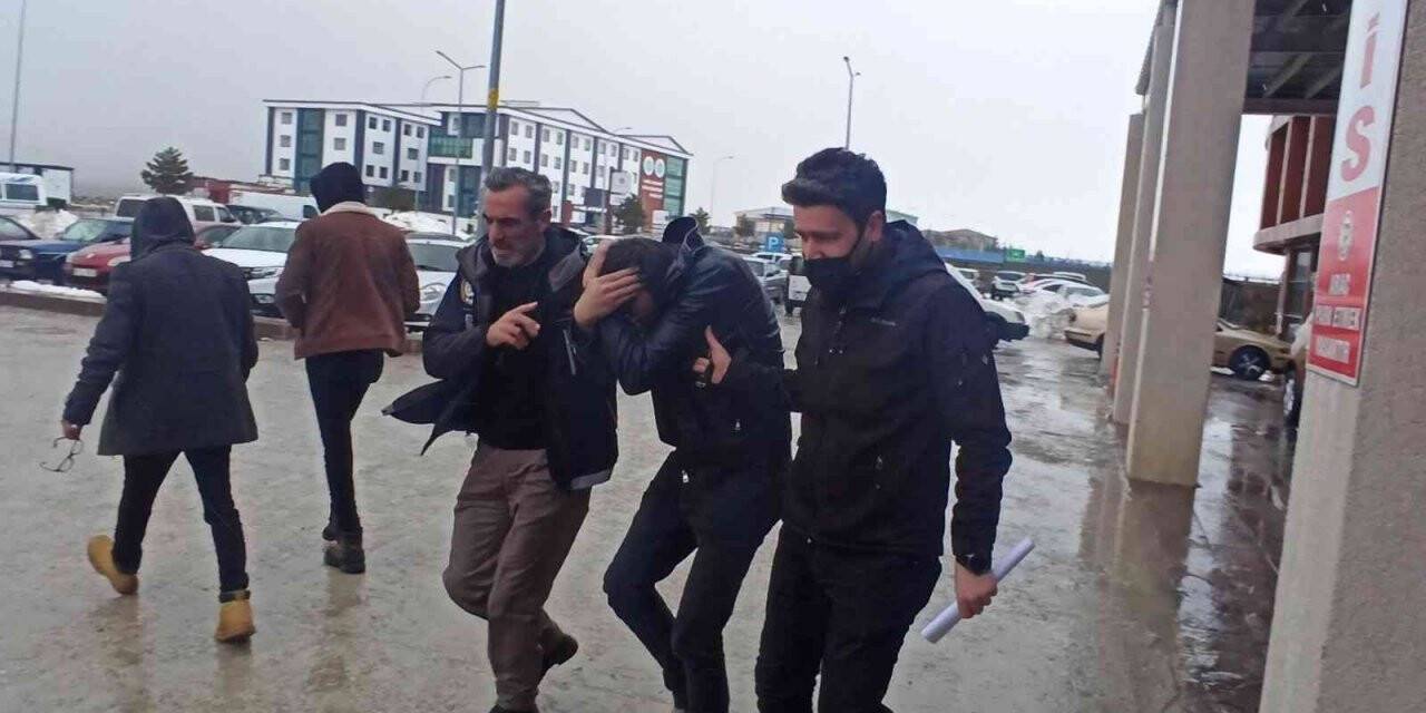 Şehirlerarası otobüste bulunan yolcunun üzerinden eroin çıktı