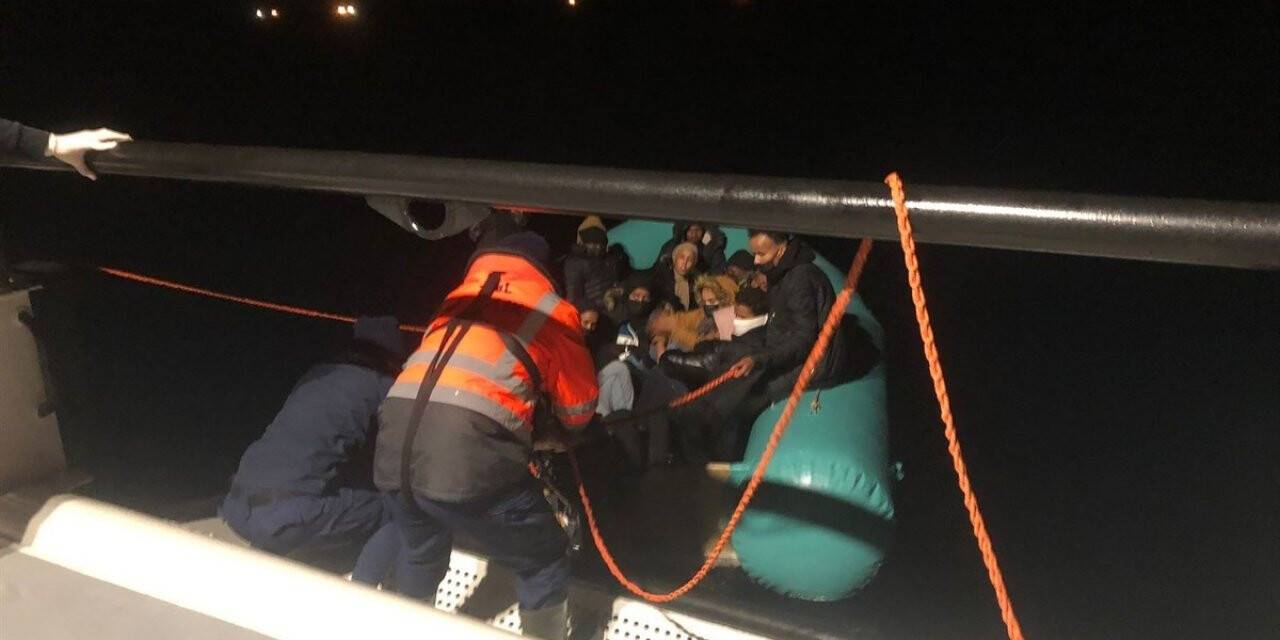 İzmir açıklarında 21 göçmen kurtarıldı, 15 göçmen yakalandı