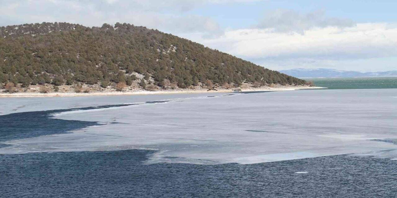 Donan gölde adada mahsur kalan besiciler, dönüş yolunda tekneleri buzlar arasında sıkışınca kurtarıldı