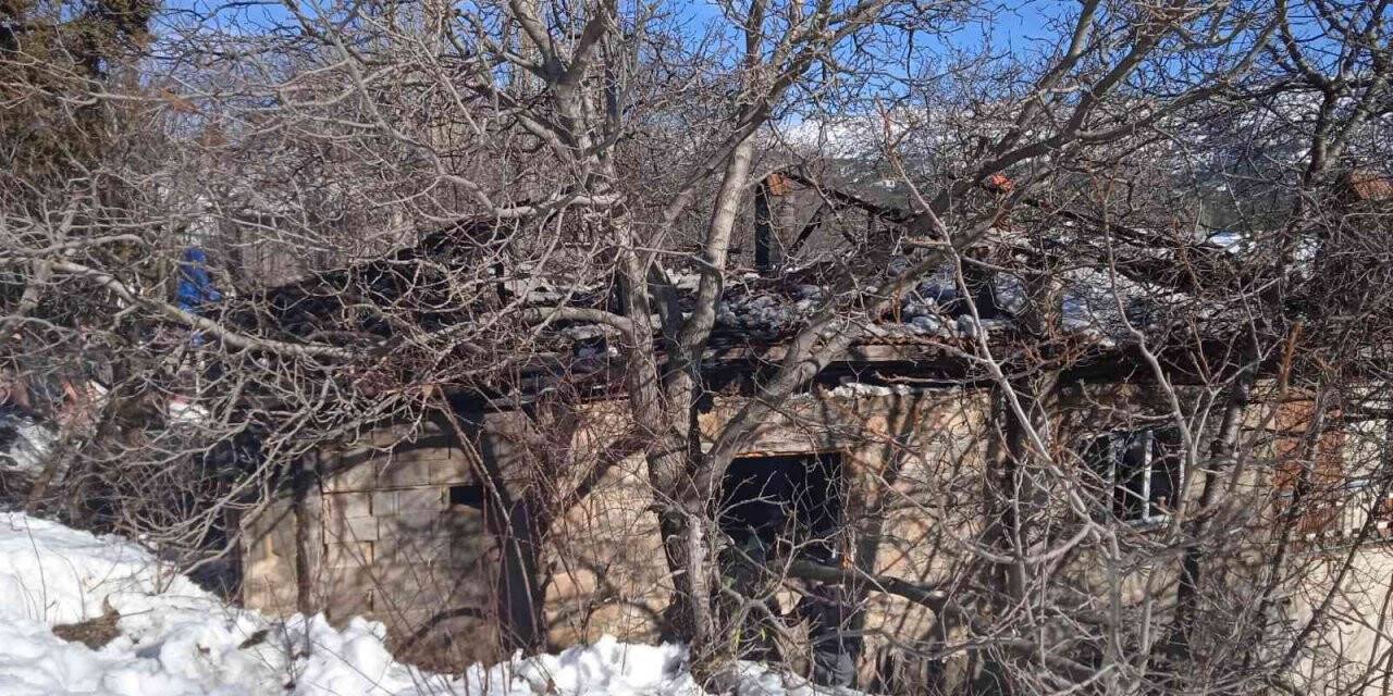 Yaşlı çiftin evi kış gününde küle döndü