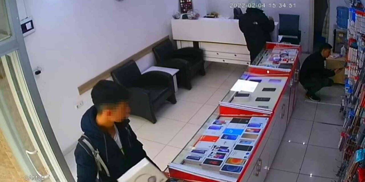 Sultangazi’de kulaklık hırsızlığı kamerada