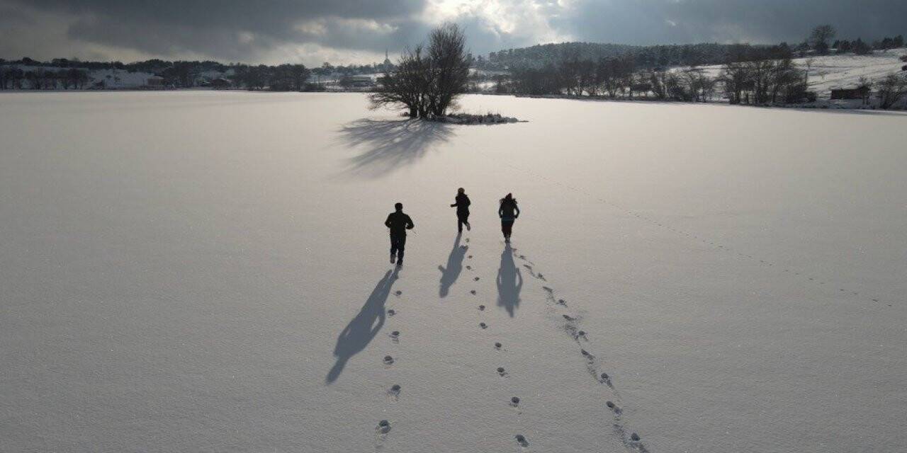 Donmuş göl üzerinde kahvaltı yaptılar