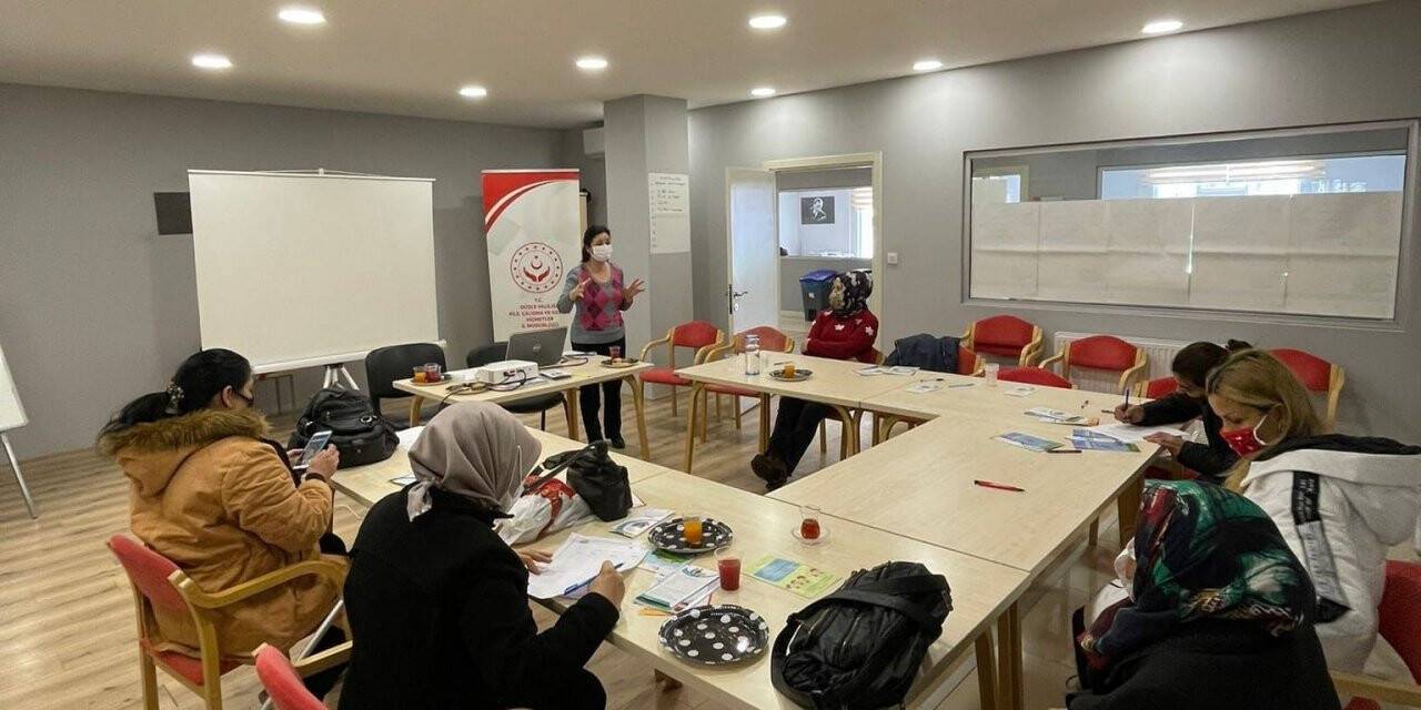 Velilere aile içi iletişim eğitimi verildi