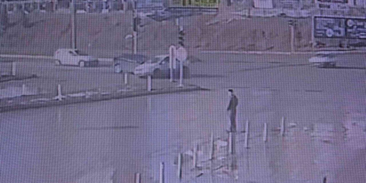 3 kişinin yaralandığı kaza anı kamerada