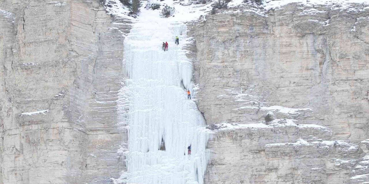 Dokuz Eylül ev sahipliğinde donmuş şelaleye tırmandılar