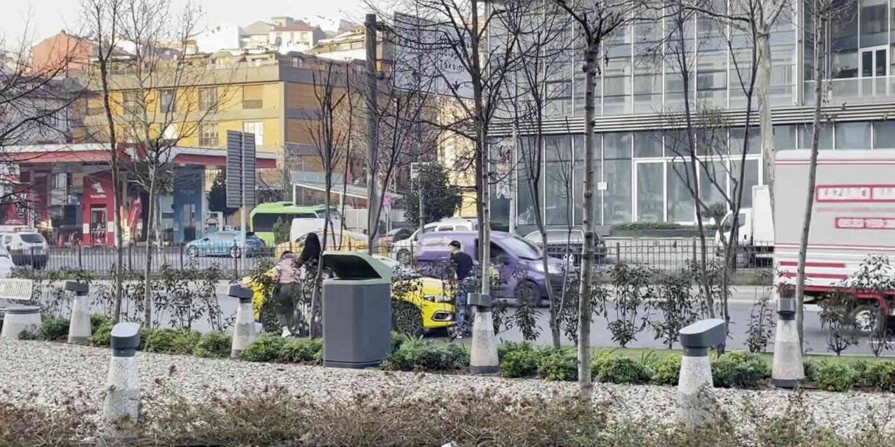 Beyoğlu’nda yaralı genç, kendini arabaların önüne atarak yardım istedi