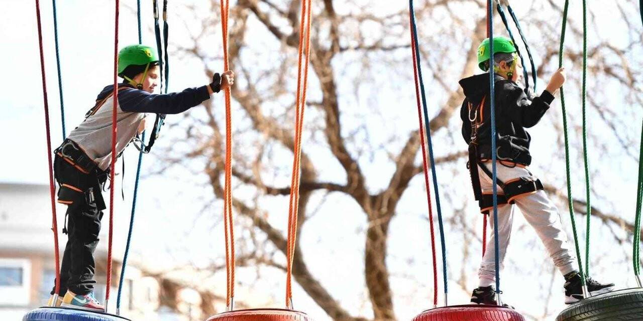 İşitme engelli ailelerin çocukları Macera Park’ta