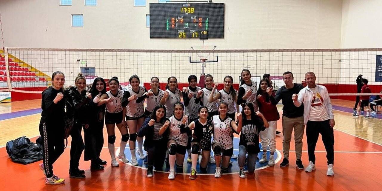 Bağlar Belediyesporlu genç voleybolcular yarı finalde