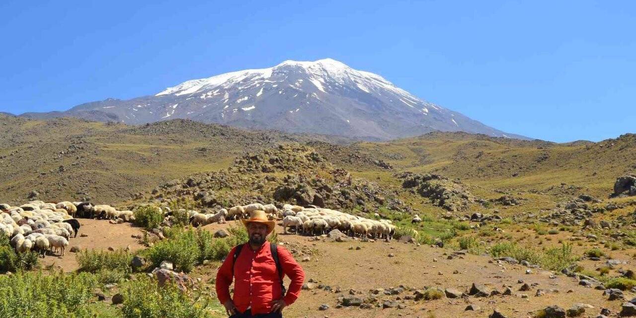 Ağrı Dağı’na tırmandı, 3 dağ arasında bağ keşfetti