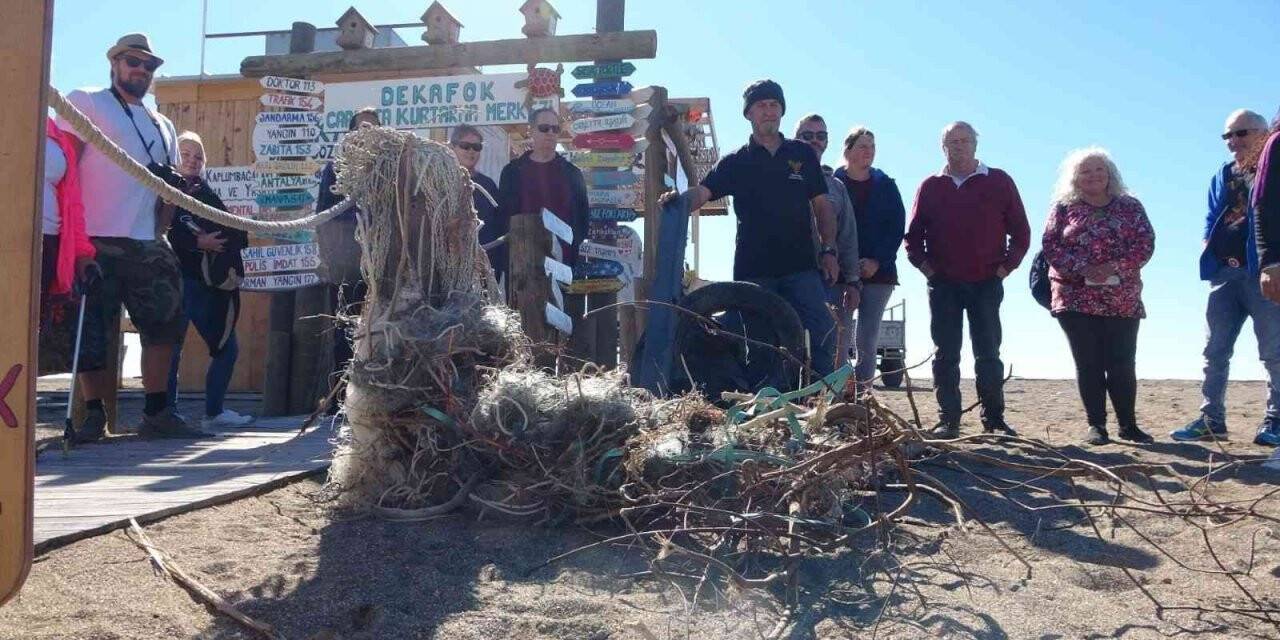 Dünyanın dört bir yanından gelen karavancılar Manavgat sahilini temizliyor